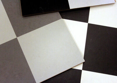 forskellige linoleumsgulv prøver i firkantet mønster