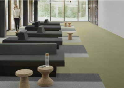 Væg til væg gulvtæppe med grafiske elementer