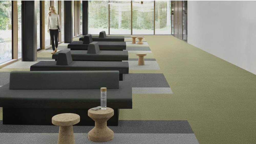 Væg til væg gulvtæppe med grafiske elementer