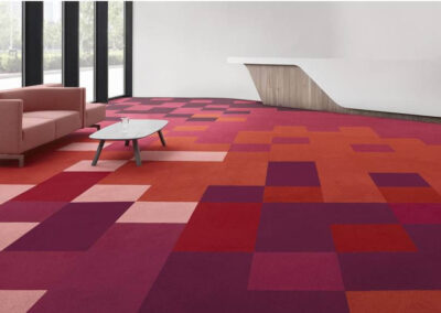 Tæppefliser i røde, lilla, og lyserøde farver fra bt gulve