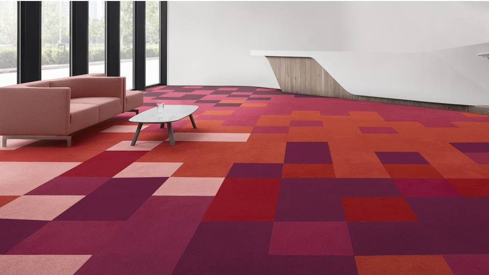 Tæppefliser i røde, lilla, og lyserøde farver fra bt gulve 