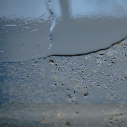 Væg til væg gulvtæppe med grafiske elementer